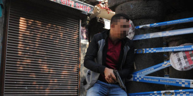 Saat: 10.54 Mermisi tükenen polisler sokağın başındaki meslektaşlarından uzun namlulu silah istedi.