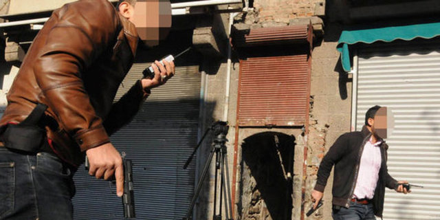  Bu sırada hendekten polisin ve Elçi'nin olduğu bölgeye de ateş açıldı.  Bu dakikada Elçi, mermilerden korunmak için Dört Ayaklı Minare'nin diğer  tarafına hareket etti ve ensesinden girip kaşının üzerinden çıkan  mermiyle dizlerinin üstüne düştükten sonra yüz üstü yere kapandı.