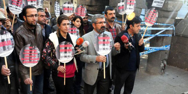 Saat: 10.45  Açıklaması bitti. Elçi ve beraberindekiler Dört Ayaklı Minare'ye döviz  astı.