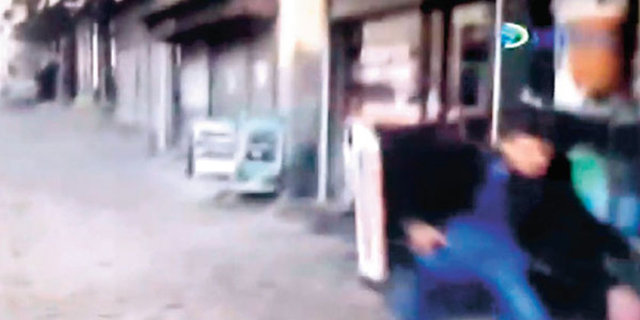 Saat: 10.53 İlk saldırgan Elçi'nin yanındaki polislerin önünden  geçerken, polis, ikinci saldırganın silahını görüp bu kişiye ateş açtı.  Hızla koşan ikinci saldırgan, elindeki silahı ateş açan polise fırlattı.