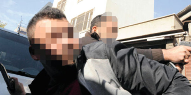 Saat: 10.52 İki arkadaşlarının vurulduğunu ve PKK'lı teröristlerin  sokağa girdiğini gören iki Terörle Mücadele polisi, uzun namlulu  silahlarla saldırganların arkasından sokağın başına doğru koştu ve  sokağı yarılayan iki PKK'lının ardından ateş açtı.