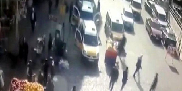  Saat: 10.51 Grup tarihi minarenin önündeyken Balıkçılarbaşı olarak  bilinen bölgede Terörle Mücadele Şubesi ekiplerine telsizden "Şüpheli  bir taksi içinde 2 kişi var. Bu kişiler dün polise beyaz Toros'la tuzak  kuranlar olabilir. Aracı durdurun" ihbarı geldi.