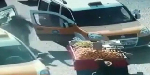 O anda PKK'lı 2 terörist aracın içinden polislere ateş açtı. Ahmet  Çiftaslan olay yerinde şehit oldu. Karnından vurulan Cengiz Erdur yere  yığıldı.