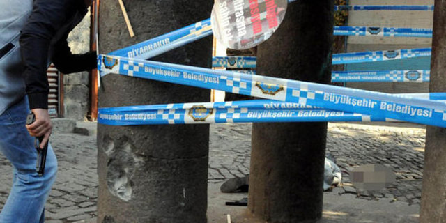 Sokağa giren ikinci saldırganın polise attığı silah Elçi'nin yanı başındaydı.