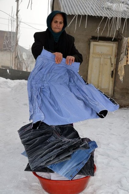 Hakkari'nin Yüksekova ilçesinde etkili olan soğuk hava nedeniyle vatandaşların kuruması için astıkları çamaşırlar buz tuttu. (AA)