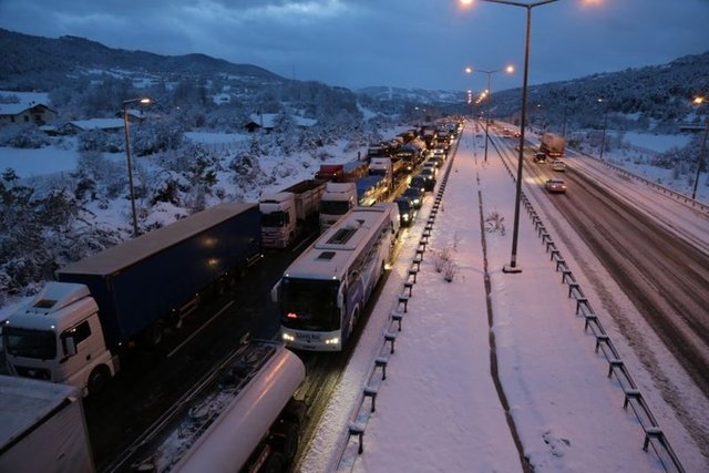 Yeniçağa ilçesinde TEM otoyolunun Ankara istikameti ulaşıma kapandı. Otoyolda kilometrelerce araç kuyruğu oluştu