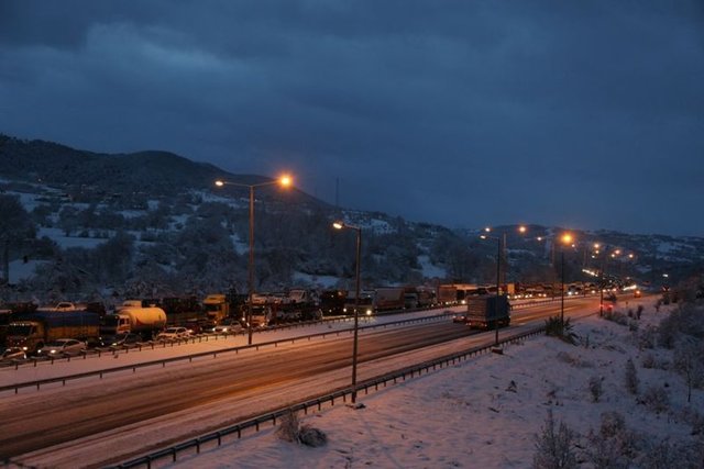 Düzce'de D-100 karayolu ve TEM Otoyolu Bolu Dağı geçişinde kar yağışı etkili oluyor.