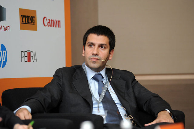 Mustafa Süzer'in oğlu Serhan Süzer - YAŞ: 38 - KURDUĞU ŞİRKET: Ekore Enerji - 10 yıl aile şirketinde görevler üstlendi. Yenilenebilir enerjiye duyduğı ilgiyi işe dönüştürdü ve kendi şirketini kurdu.