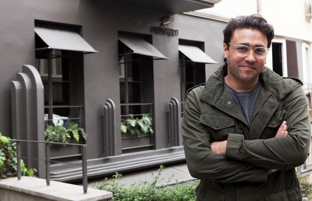 Filiz Eczacıbaşı'nın oğlu Ferit Sarper - YAŞ: 35 - KURDUĞU ŞİRKET: Münferit ve Gaspar restoran - İstanbul'da modern meyhane konseptini başlatan mekanlardan biri olan Münferit'in ardından Karaköy'de Gaspar'ı açtı. Geçen yıl kurduğu bu mekana hayranı olduğu yönetmen Gaspar Noe'nin ismini verdi.