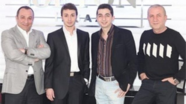 Yusuf Şimşek'in oğlu Salih Şimşek - YAŞ: 28 - KURDUĞU ŞİRKET: Ofton - İsmail H. Altun Babaları gibi iki iyi arkadaş. Bu arkadaşlıklarını bireysel girişimlerine) ortaklığa dönüştürdüler. İnşaat alanında kentsel dönüşüm projeleri şirke Ofton Gayrimenkulu ailelerinden bağımsız olarak faaliyete geçirdiler