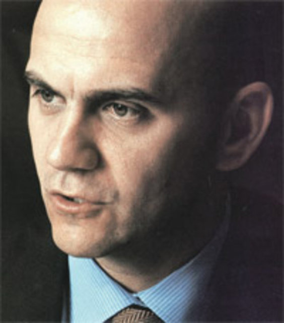 Jak Kamhi'nin oğlu Kerim Kamhi  - YAŞ: 38 - KURDUĞU ŞİRKET: George Otel - Gruptaki görevlerinin yanı sıra otelcilik işine de yatırım yaptı. Üc yıl önce Gaİata'da yer alan George Otel'in ortakları arasında yer aldı.