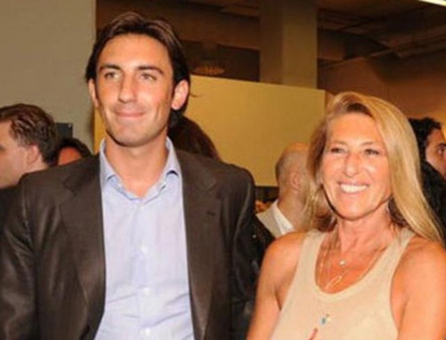 Nükhet Eczacıbaşı'nın oğlu Ali Atalık - YAŞ: 34 - KURDUĞU ŞİRKET: Ekran İşleri - Eczacıbaşı Holdingle yedi yıllık çalışma, hayatının ardından kısa bir süre önce kendi girşimini kurdu. Ekran İşleri şirketiyle video içeriği ile izleyici arasında doha sıkı bir bağ kurmayı hedefliyor.