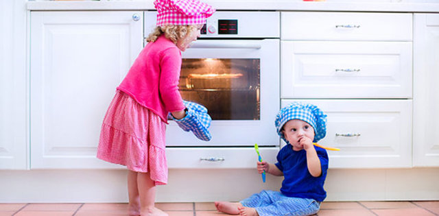 Çocukların sağlıklı ve mutlu olabilmesi için elinden geleni yapan ebeveynlere seslenen uzmanlar,  'çoğu zaman kazaların ve rahatsızlıkların evde meydana geldiği' uyarısı yapıyor.  Çocukluk çağında meydana gelen kazaların büyük bir kısmının evde yaşandığını belirten Dr. Barış Mutluer, konuyla ilgili ailelere uyarılarda bulunuyor.