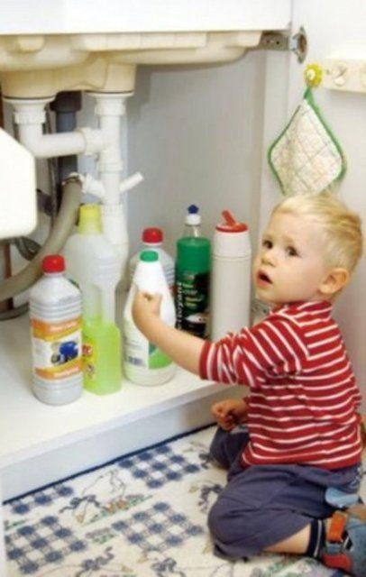 Çocuklar için oldukça güvenli olduğu düşünülen ev, gerekli önlemler alınmazsa birçok ev kazasının meydana gelmesine neden olabiliyor. Elektrik prizleri, kablolar, ulaşılabilir yerdeki ilaç, deterjan, boya ve çamaşır suları, minik oyuncak parçaları, kaynayan çaydanlık dikkatli olunmazsa çocuklar için birer tehlike kaynağı haline gelebiliyor.