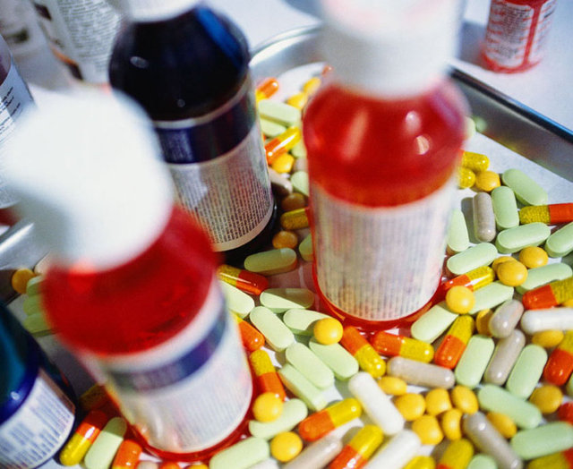 * Özellikle ilaçları, zehirlenmeye yol açabilecek diğer maddeleri üst dolaplarda ve kilitli tutun.