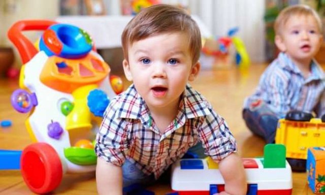 * Bebeğinizin veya çocuğunuzun oynadığı oyuncakların yaşına uygun olmasına dikkat edin ve bunları düzenli olarak kontrol edin.