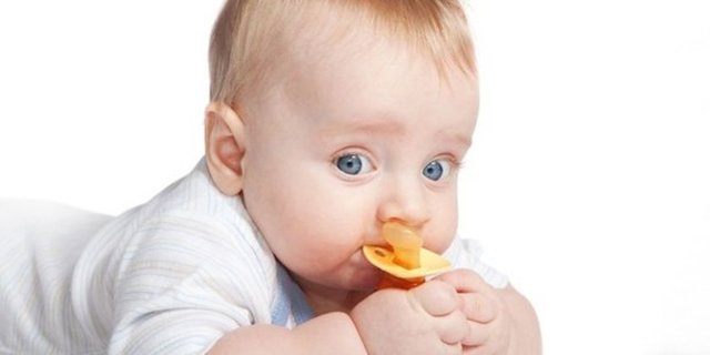 Bebeğinizin boynuna emzik, kolye, incik-boncuk, çengelli iğne ya da buna   benzer şeyler asmayın. Bebeğinizi evde asla yalnız bırakmayın. Ev   kazalarındaki çocuk yaralanmalarının yüzde 90'ı çocuklar evde yalnızken   oluşuyor.