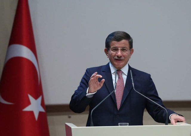 AK Parti Genel Başkanı ve Başbakan Ahmet Davutoğlu: Sol eliyle kürsüyü tutması otoritesini, sağ eliyle yaptığı hareket önemli bir konuya dikkat çektiğini yansıtır.