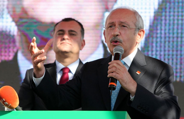 CHP lideri Kemal Kılıçdaroğlu: Anlattığı durumu adeta yaşıyor. İnsanlara anlattığı fikrin öneminden bahsediyor.