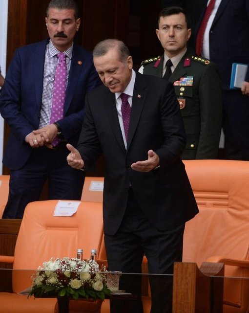 İletişim kurmayı ve davet etmeyi gösteren duruş.