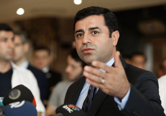 Karşı fikre olumsuz duygular beslemenin yanında üstünlük kurma jesti.