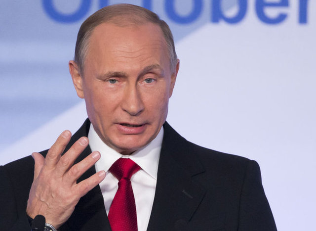 Konuşma yaptığı kişiye karşı olumsuz bir tavrı ve üstünlük kurma çabası bulunmakta.