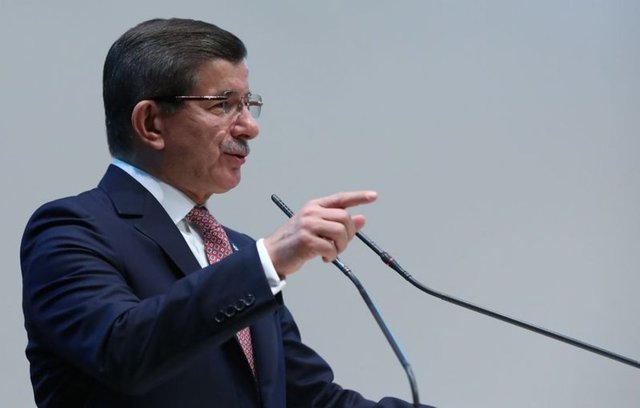 Sert bir biçimde tehdit ediyor ve hedef gösteriyor.