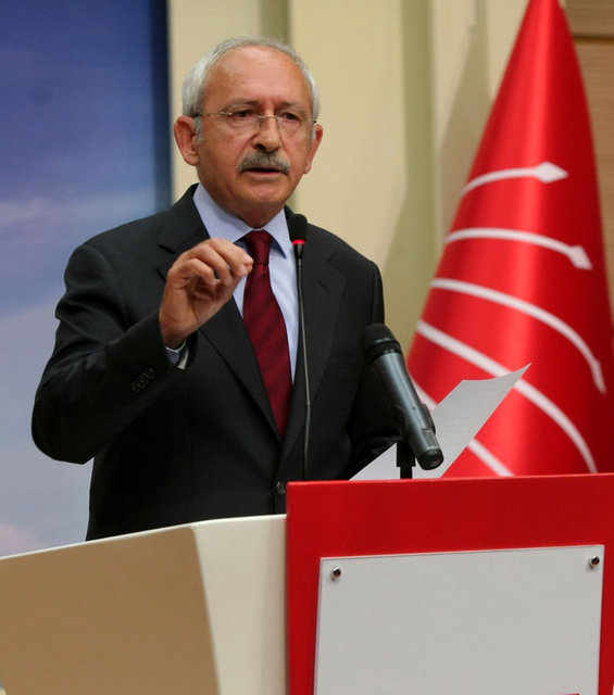 Konunun öneminden bahsederken otoritesini de ortaya koyuyor. ''Bu durumu ben başarırım'' şeklinde yansıyan duruş.