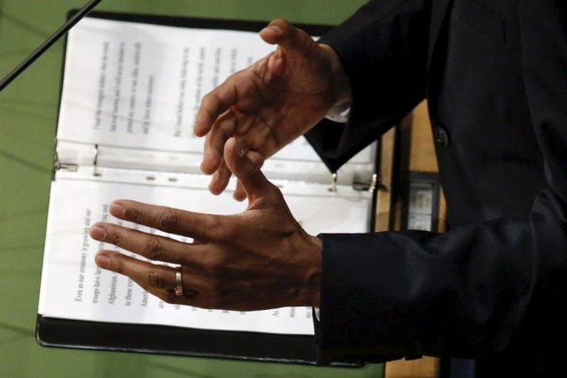 Kendi göğsüne bakan elleri, karşısındaki kişiyi veya fikri kucaklamak ve uyum içinde olmak istediğini yansıtır.