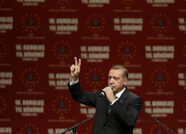 Birçok kültürde zafer işareti olarak bilinen duruş. Aynı zamanda 2 rakamını belirtiyor da olabilir.