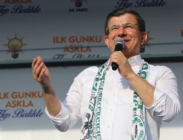 Olumlu duygular hakim, konuştuğu kişileri kucaklamak istiyor. Dirseğinin açık olması nedeniyle vücudunun daha geniş gözükmesi kendisini daha güçlü gösteriyor.