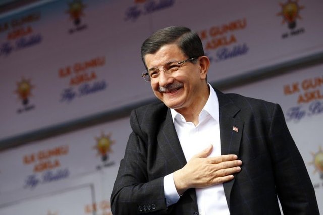 Daha çok bizim toplumumuzda kullanılan bu hareket, ''dostumsun, gönlümde yerin var'' anlamlarına gelir.