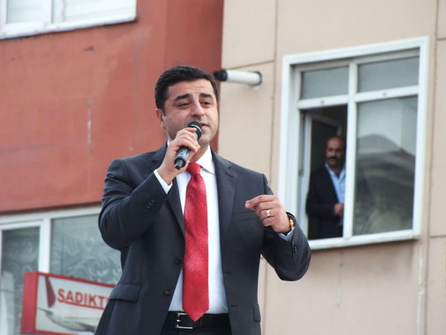 Anlattığı konunun önemini daha fazla arttırmak istiyor.