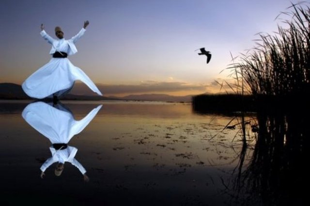 Nice insanlar gördüm, üzerinde elbisesi yok. Nice elbiseler gördüm, içinde insan yok.