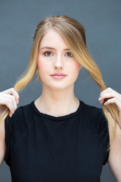 Saçınızı ortadan ikiye ayırın.