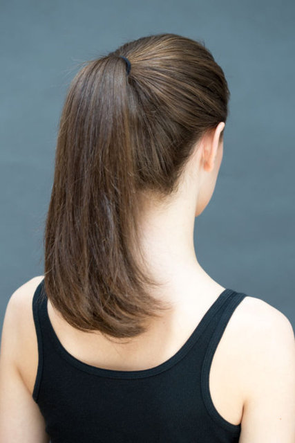 Saçınızı at kuyruğu yapın.