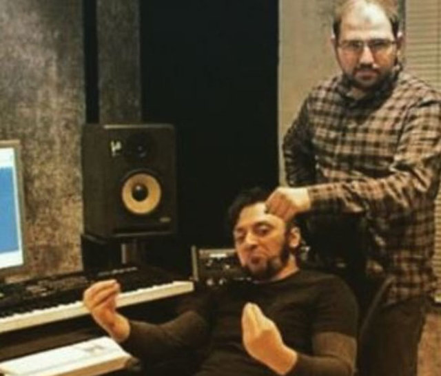 HAYKO CEPKİN - Kardeşim Evrim İşbilir'in cenazesi bugün öğle namazına müteakip Karacaahmet Şakirin Camii'nden kalkacaktır.Hayatimdaki  tüm müzikal çalışmalarımda yanımda oldu. Her benim ile ilgili  dinlediğiniz şarkıda onun kulakları var. İlk ev kaydı albümümün en rezil  kaydettiğim frekanslarını bile usta kulakları ve müzik bilgisi ile  çiçek etti. Sadece bir ses mühendisi değildi 10 senedir herşeyimdi. Güle  güle dostum .......