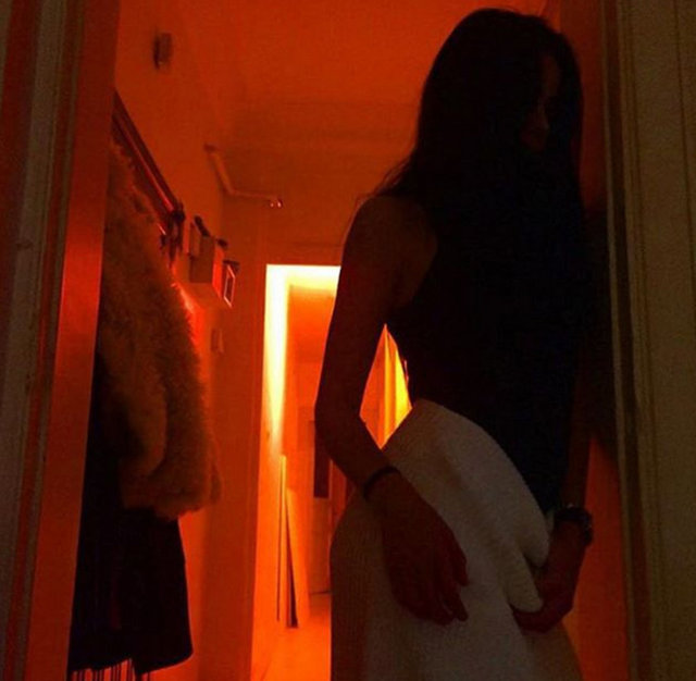 Asena Erkin yine sosyal medyayı salladı. Erkin paylaştığı bu fotoğrafa alev emojisini düştü. Sosyetik güzelin bazı takipçileri bu paylaşımına anlam veremedi.