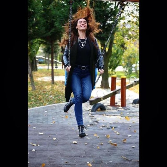 BİRCE AKALAY - İçeriden ara ara kendini gösterir...