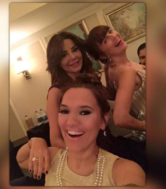 Ünlü şarkıcı Demet Akalın yakın arkadaşı Esra Balamir'in doğum gününe katıldı. Geceden bol bol fotoğraf paylaşan Akalın, tek taş yüzüğünü ön plana çıkarınca takipçilerinin tepkisini çekti. Akalın'ın fotoğrafının altına yorum yazan takipçilerinin ortak mesajı 'Yüzüğü gözümüze soksaydın' oldu.