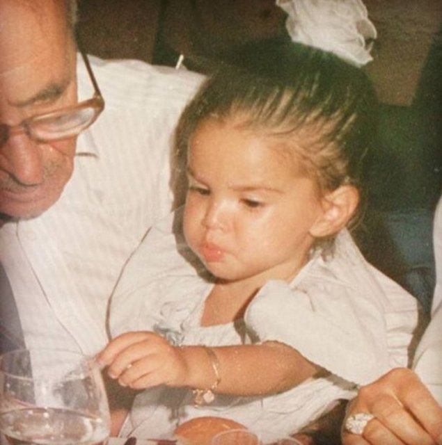 Arda Turan sevgilisi Aslıhan Doğan'ın doğum günü kutladı ve çocukluk fotoğrafını paylaşarak şu sözleri yazdı:"Bana hayalimi yasatan seni seviyorum ... Ömrüm bu surata feda olsun nice senelere..."