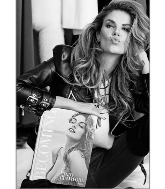 Ünlü model, Instagram hesabından Cindy Crawfor'un yolladığı 50.yaşına  özel yazdığı kitap ile çekilmiş bir fotoğrafını paylaştı ve teşekkür  etti.