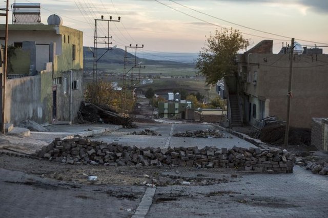 Barikatların çevresine tuzaklanan patlayıcıların imhası sırasında güvenlik güçlerince siviller ile ev ve iş yerlerinin zarar görmemesi için büyük hassasiyet gösteriliyor. (AA)