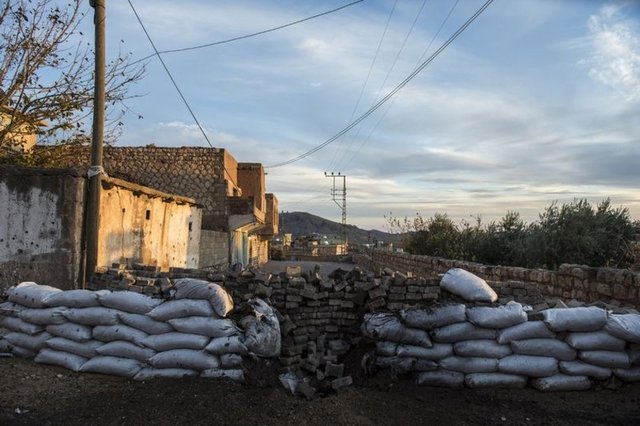 Mardin'in Derik ilçesinde 6 gündür uygulanan sokağa çıkma yasağı kapsamında terör örgütü PKK'ya yönelik operasyonlar devam ediyor.