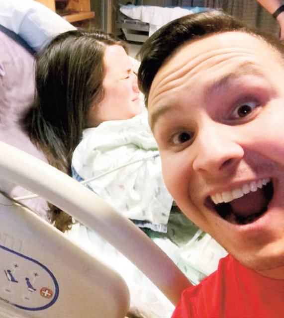 Sekizinci sırada Gil Solano's ve yeni doğum yapan eşi Sarah var.