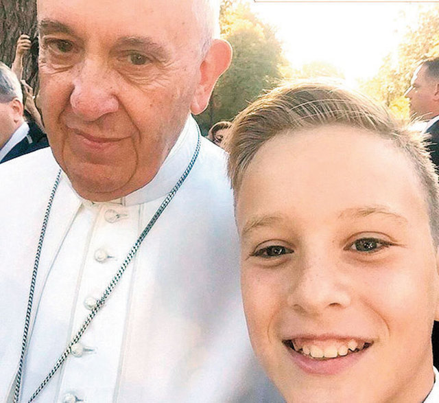 Papa Fransuva'nın bir çocukla aynı karede yer aldığı poz altıncılığı kaptı.