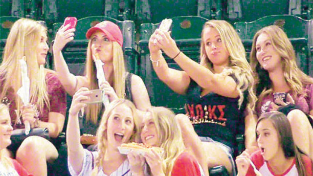 Amerikan Time Dergisi, 2015'in en iyi 10 selfie'sini internet sitesinde  yayınladı.  Beyzbol maçını izleyen kızların ilk sırada yer aldı.