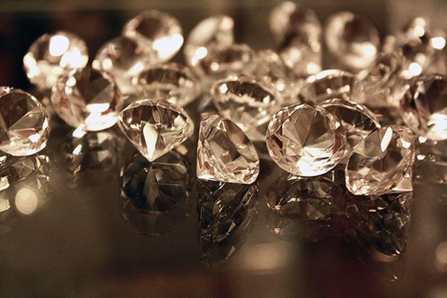 Kuzey Carolina Üniversitesi uzmanlarından Jay Narayan liderliğindeki  ekip tarafından göz tedavilerinde uygulandığı gibi 200 nanosaniye, göz  kırpmasından bile daha kısa süre lazere tutulan karbon elementinin  sıcaklığı 3 bin 277 dereceye çıkıyor.