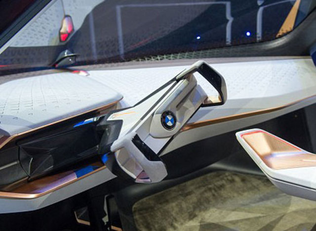 Vision Next 100 concept 'Boost' modunda kontrol tamamen sürücüye ait iken 'Ease' modunda ise otonom sürüş teknolojisi ile araç kendi kendini kontrol ediyor. BMW ayrıca 'Canlı Geometri' olarak adlandırdığı 800 parçadan oluşan hareketli üçgenleri ön panele monte etmiş. Bu parçalar yaklaşan bir tehlikeyi sürücüye bildiriyor.