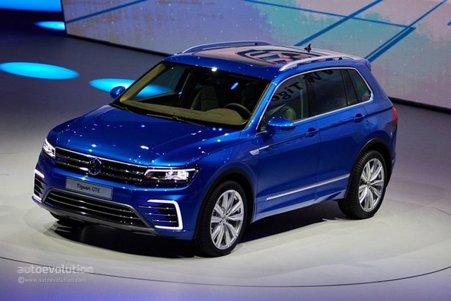 Volkswagen'in Tiguan GTE modeli, sunroof'u sayesinde yol alırken de şarj oluyor.